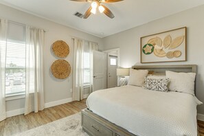 5 bedrooms, desk, travel cot, free WiFi - Walk to the Strand! Sleeps 14! (Galveston)