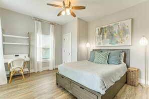 5 bedrooms, desk, travel cot, free WiFi - Walk to the Strand! Sleeps 14! (Galveston)