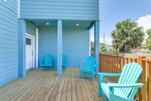 Terrace/patio - Walk to the Strand! Sleeps 14! (Galveston)