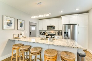 Fridge, microwave, oven, stovetop - Walk to the Strand! Sleeps 14! (Galveston)