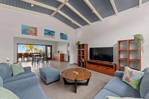 TV - Villa Strelitzia - Private Villa and Pool (Cas Abou)