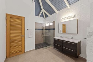 Shower, hair dryer, towels, shampoo - Villa Strelitzia - Private Villa and Pool (Cas Abou)