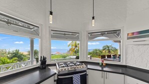 Cafetera/tetera, refrigerador, microondas, horno