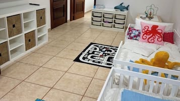 3 bedrooms, desk, iron/ironing board, free WiFi