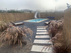 Piscina a l'aire lliure i piscina climatitzada 