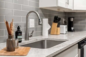 冰箱、微波炉、烤箱、炉灶