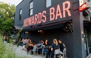 Outdoor dining - Steps to Downtown- Cozy studio - Quiet neighborhood (Austin)