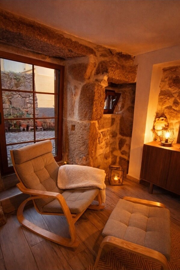 Interior - Casa Martinho&Neves combines traditional stone walls and modern comfort (Seia)