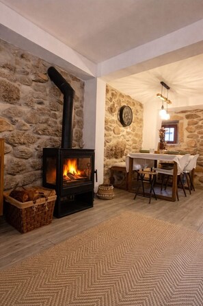 Dining - Casa Martinho&Neves combines traditional stone walls and modern comfort (Seia)