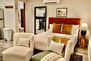 Bureau, fer et planche à repasser, lit parapluie, Wi-Fi