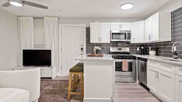 Réfrigérateur, micro-ondes, four, plaque de cuisson