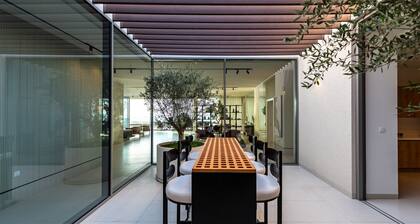 4BR Coastal Haven w Private Pool Al Zorah