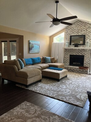 TV connectée, cheminée, jeux vidéo, chaîne hi-fi