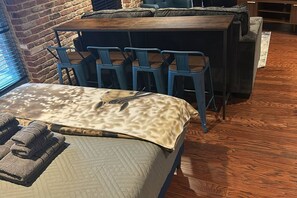 Interior - Whiskey Row - 1 Min to Yum - Sleeps - 4 Studio (Louisville)