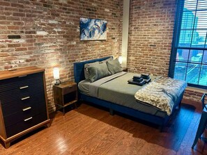 1 bedroom, WiFi, bed sheets - Whiskey Row - 1 Min to Yum - Sleeps - 4 Studio (Louisville)