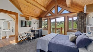 Kahden hengen luksushuone, vuoristonäköala | Silitysrauta/-lauta, ilmainen Wi-Fi