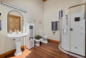 Luxury Studio, Mountain View | Bathroom - Yellowstone Lodge New Zealand (Ōkaihau)
