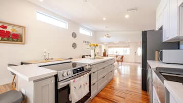 冰箱、微波炉、烤箱、炉灶