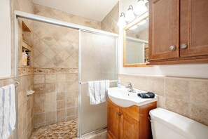 Regadera, secadora de cabello, toallas, jabón 