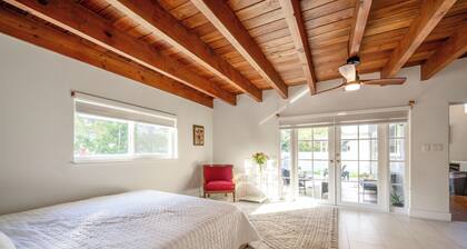 Ravenville Home and Pool - 3-bedroom house with AC in charming Miami Springs