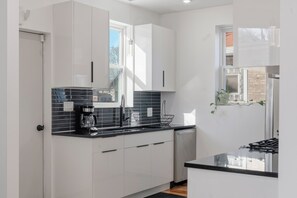 Réfrigérateur, four à micro-ondes, un four, surface de cuisson
