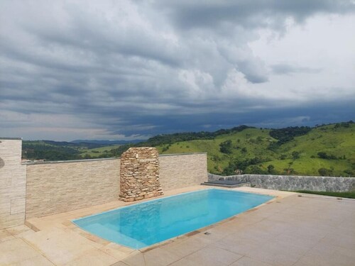 Chalet in the mountains of Lindóia, SP, with heated pool, barbecue, and wood-fired oven.