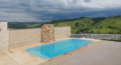 Chalet in the mountains of LindĂłia, SP, with heated pool, barbecue, and wood-fired oven.