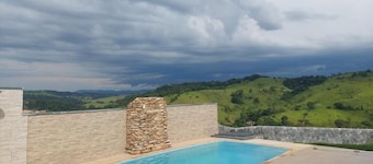 Chalet in the mountains of Lindóia, SP, with heated pool, barbecue, and wood-fired oven.