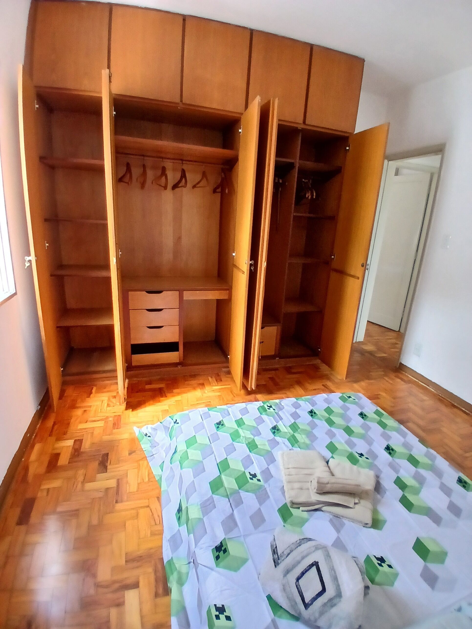 2 chambres, fer et planche à repasser, Wi-Fi gratuit, draps fournis