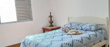 2 bedrooms, iron/ironing board, free WiFi, bed sheets