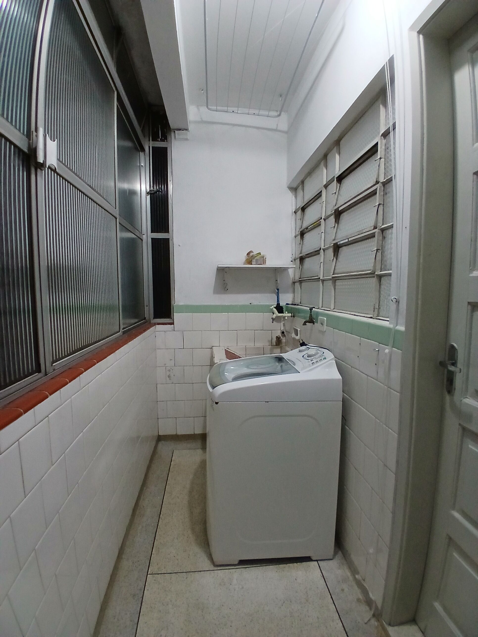 Bidet, serviettes fournies, savon, papier toilette