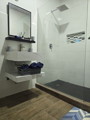 Douche, sèche-cheveux, serviettes fournies, savon