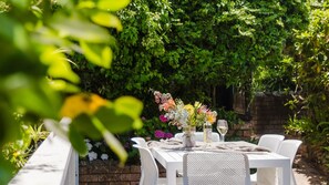 Outdoor dining - Light House in Mollymook Beach (Mollymook Beach)