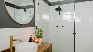 Shower, hair dryer, towels - Light House in Mollymook Beach (Mollymook Beach)