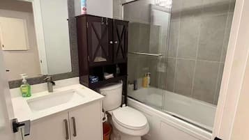 Een haardroger, handdoeken, zeep, shampoo