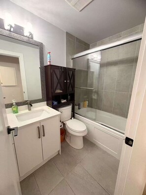 Sèche-cheveux, serviettes fournies, savon, shampoing