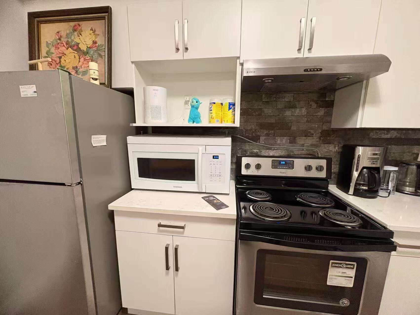 Réfrigérateur, micro-ondes, four, plaque de cuisson