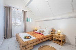 Tabla de planchar con plancha, wifi y ropa de cama