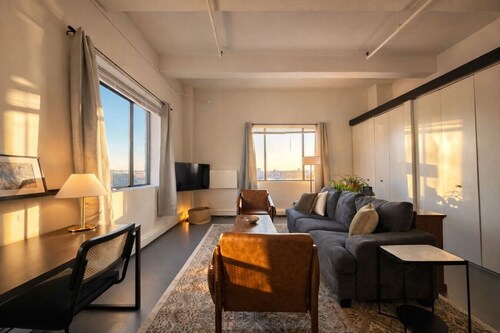 Westown Studio Apt Near Fiserv, Baird, and Theater District