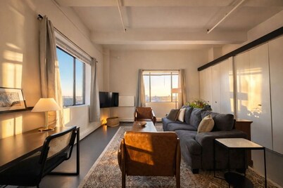 Westown Studio Apt Near Fiserv, Baird, and Theater District