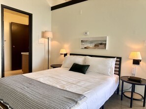 Tabla de planchar con plancha, wifi, ropa de cama