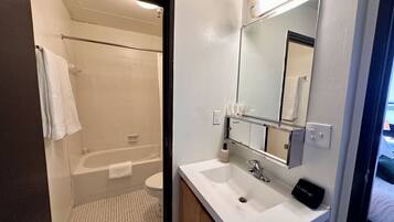 Hårføner og håndklær