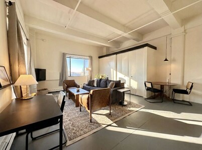 Westown Studio Apt Near Fiserv, Baird, and Theater District