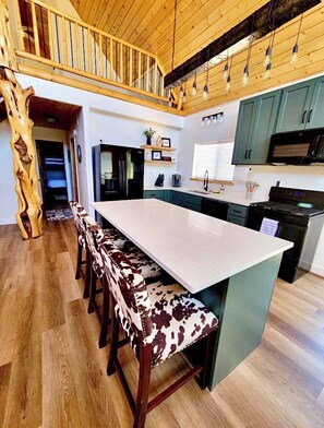 Fridge, microwave, oven, stovetop - Red Rock views•Kanab•Family getaway•Secluded (Kanab)