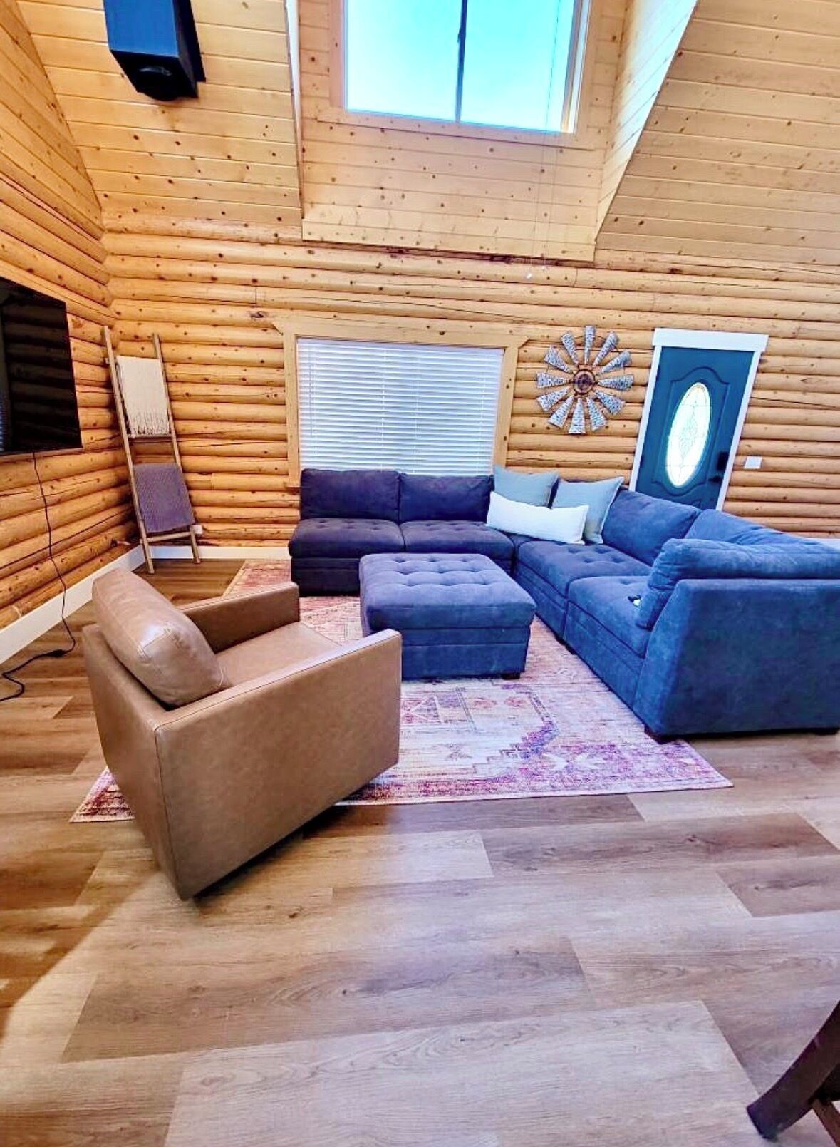 Een smart-tv, een open haard en boeken