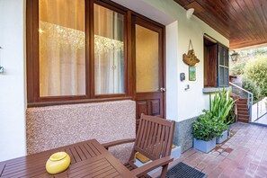 Outdoor dining - Vila Gama - Azálea Apartment (Machico)