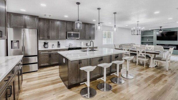 Coffee/tea maker, fridge, microwave, oven - 4BR Mesa Basecamp, Mins to Cubs Spring Training (Mesa)