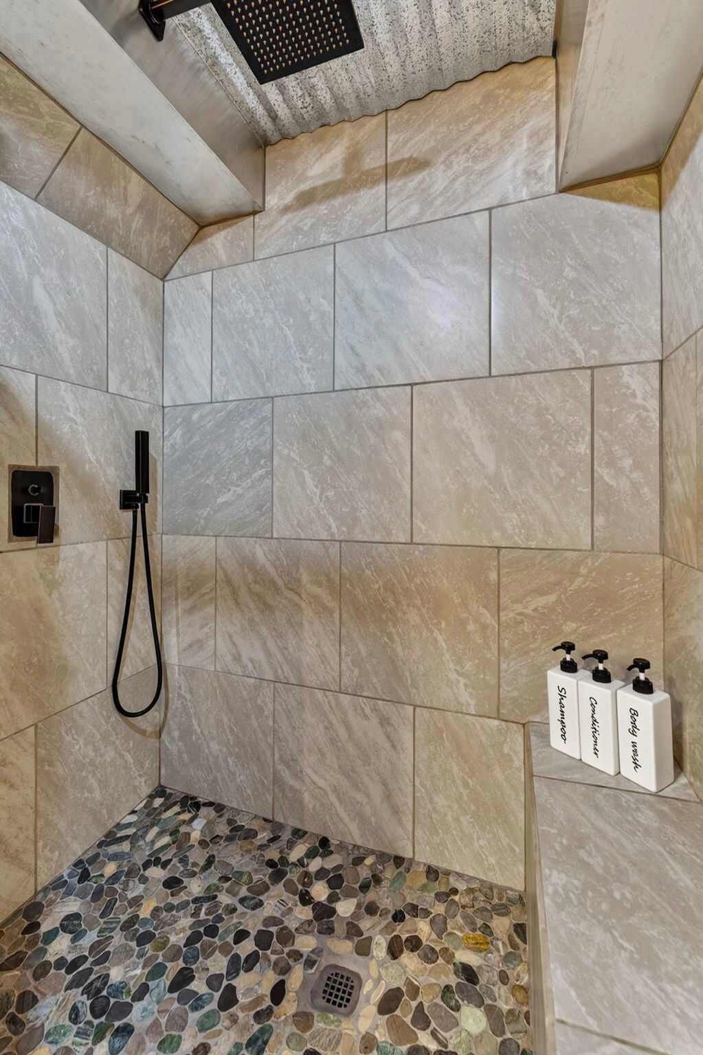 Ducha, secador de pelo, toallas, shampoo