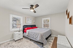 Iron/ironing board, WiFi, bed sheets - Cozy Ranch Retreat, near Liberty Triangle w/ EV (Liberty)