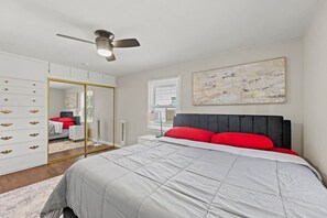 Iron/ironing board, WiFi, bed sheets - Cozy Ranch Retreat, near Liberty Triangle w/ EV (Liberty)